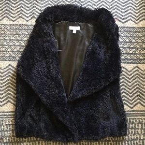 Sleeveless faux fur black vest.